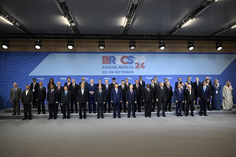 Líderes das delegações dos países que participaram da cúpula do Brics posam para foto no último dia do encontro, em 24 de outubro de 2024, em Kazan, na Rússia. — Foto: Alexander Nemenov, Pool Photo via AP