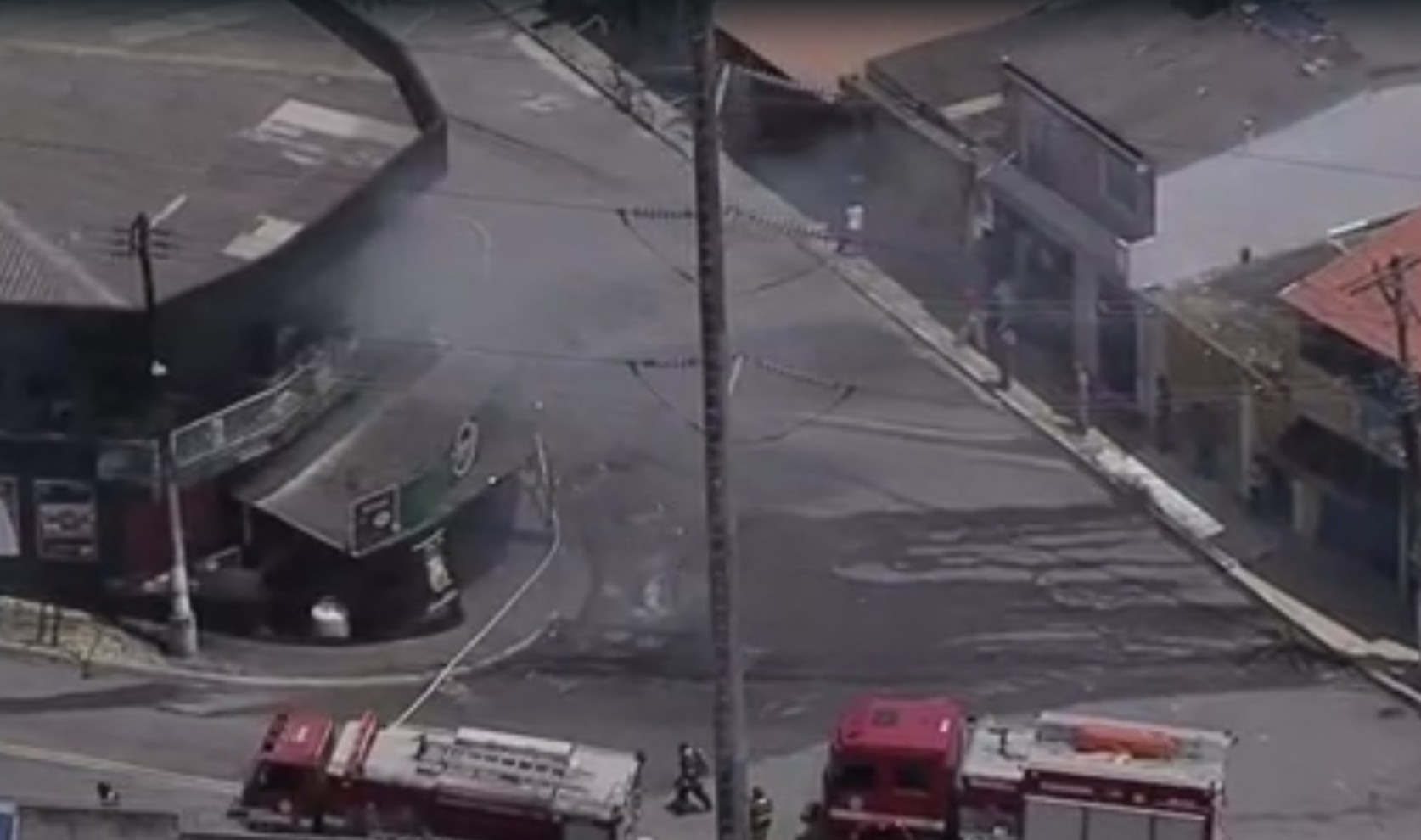 Incêndio atinge prédio comercial no Jardim Dona Benta, em Suzano