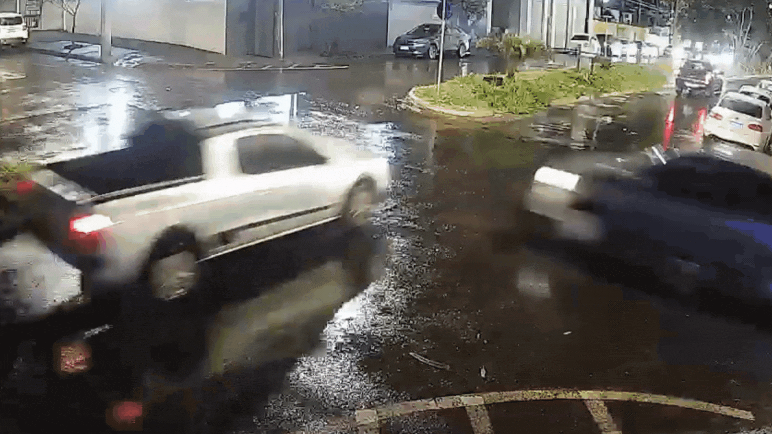 VÍDEO: Motorista avança 'pare', atinge picape e provoca batida violenta em cruzamento de Uberlândia