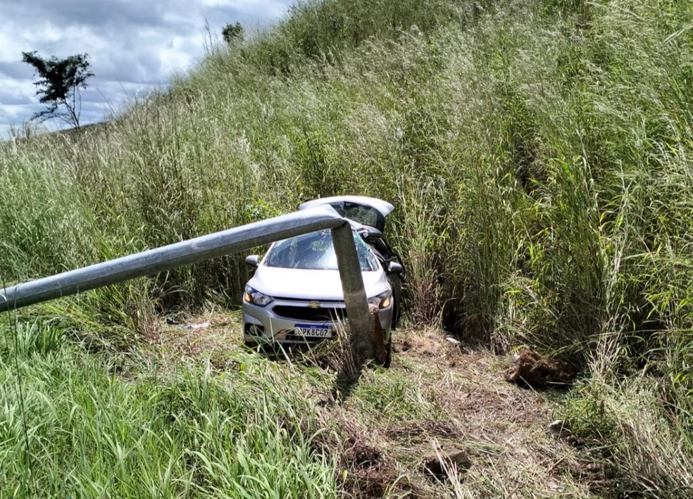Mãe e filha morrem após o carro delas bater em placa de sinalização, em Iguatu. — Foto: Reprodução