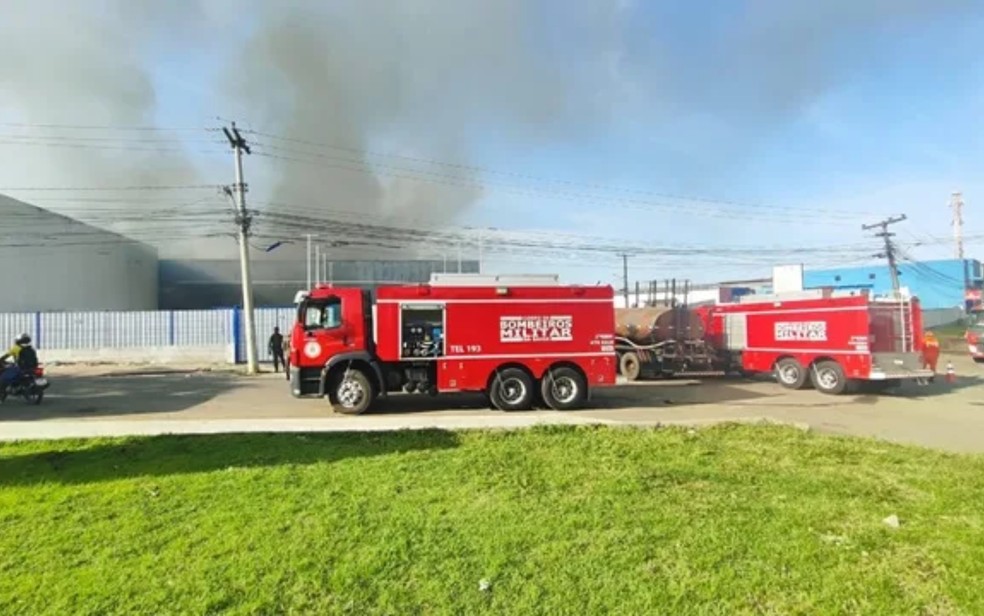 Corpo de Bombeiros conteve incêndio em Feira de Santana — Foto: Acorda Cidade