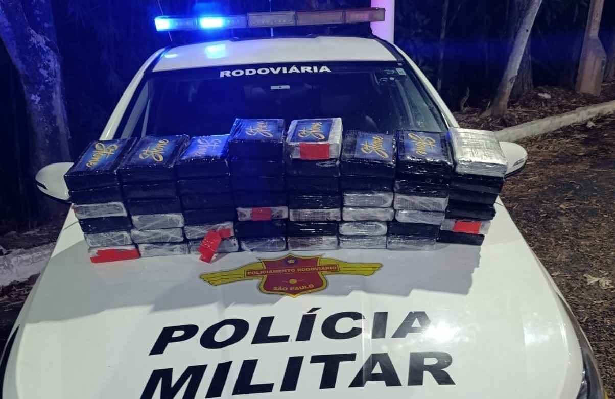 Homem é preso com mais de 50 kg de cocaína no porta-malas de carro, em Guaratinguetá