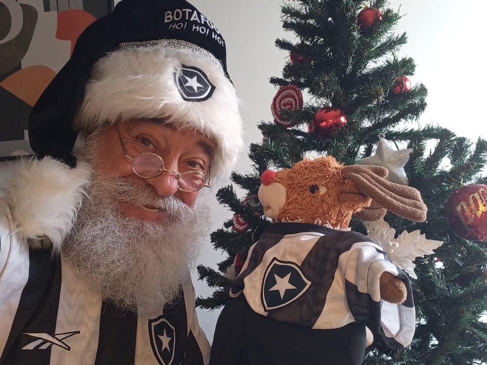 ‘Papai Noel’ troca roupa de Natal pelo uniforme do Botafogo para assistir à Final da Libertadores — Foto: Arquivo Pessoal