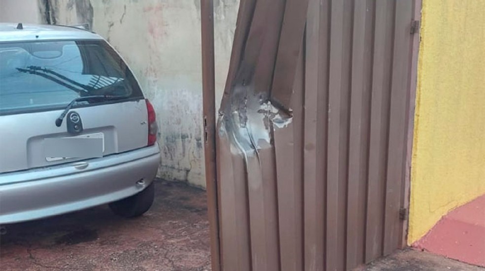 1 de 2
Bomba caseira explode em portão e deixa homem ferido em Ibirarema — Foto: Arquivo Pessoal