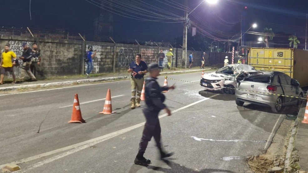 Carreta tomba após colisão com dois carros na Avenida das Torres, em Manaus — Foto: Ronaldo Lima/Rede Amazônica