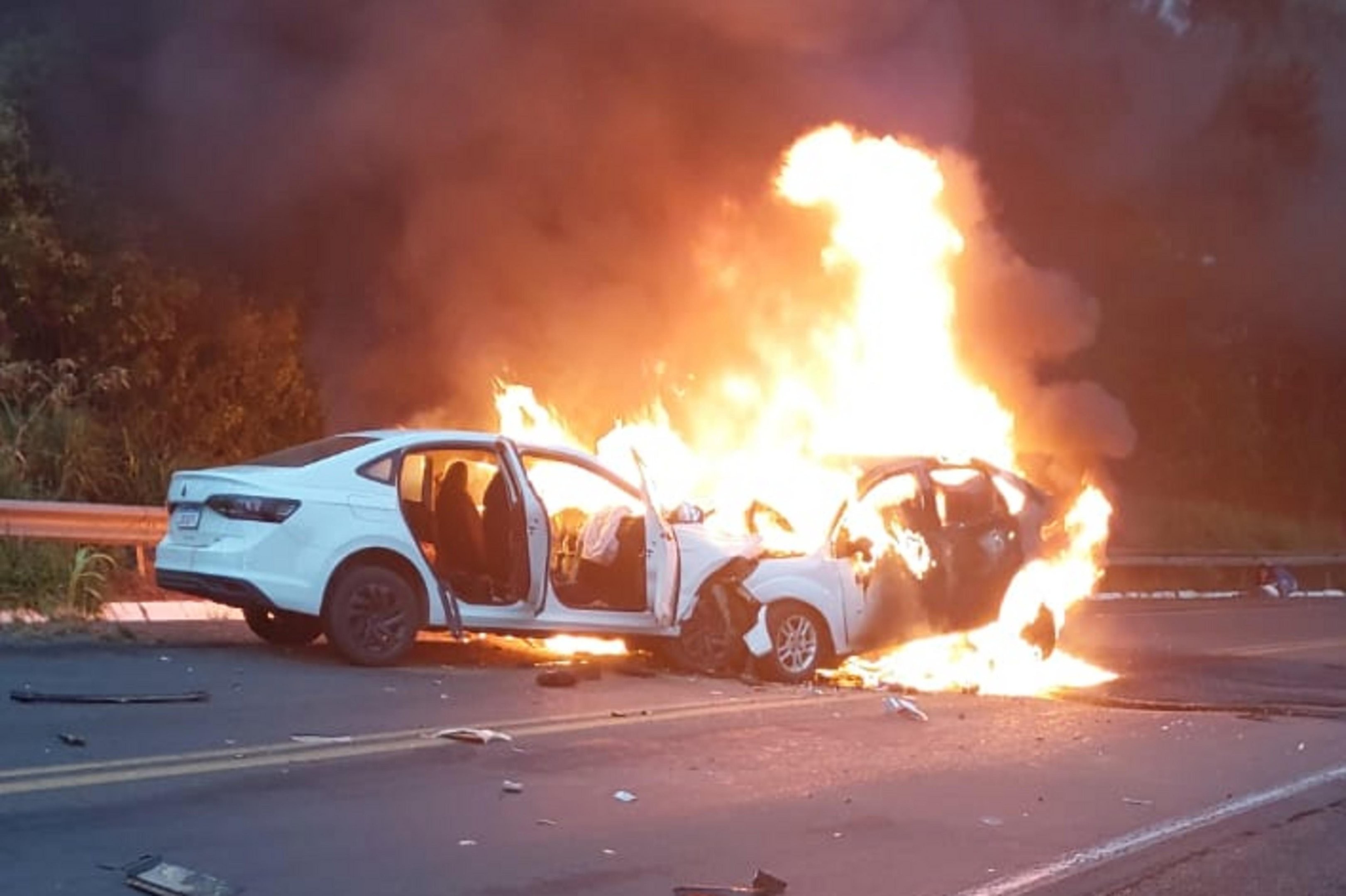 Quatro pessoas morrem e carros pegam fogo após colisão na BR-287