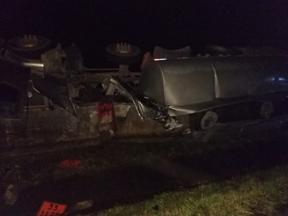 Caminhão-tanque explode após tombar na BR-040, em Barbacena, Zona da Mata