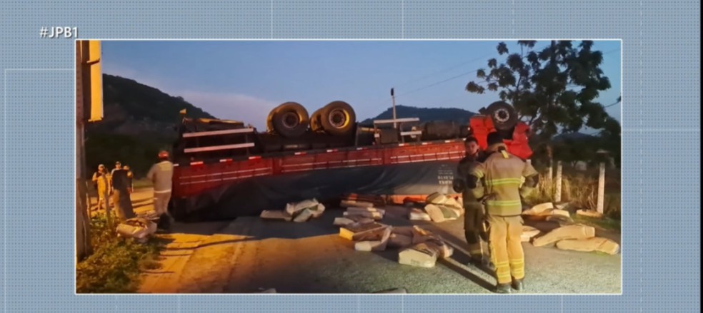 Acidente PB-295 na manh� desta ter�a (24). � Foto: Foto: Reprodu��o/TV Cabo Branco