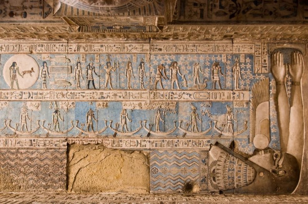 Nut, a deusa da noite, envolve seu corpo e braços ao redor dos símbolos astronômicos no teto do templo de Dandera, no Egito — Foto: GETTY IMAGES