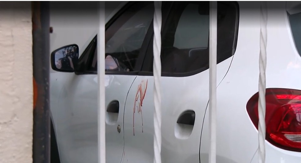 Porta de carro ficou manchado de sangue — Foto: Reprodução/TV Globo