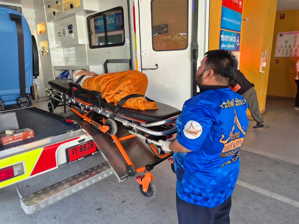 Mulher foi levada para o hospital após acordar antes da cremação — Foto: Wat Rat Prakhong Tham via AP