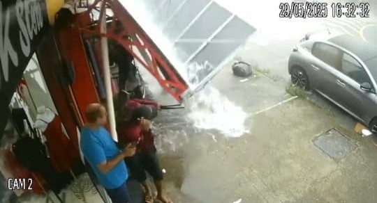 Fachada de loja cai ao lado de ciclista durante fortes chuvas no centro de Macapá; VÍDEO