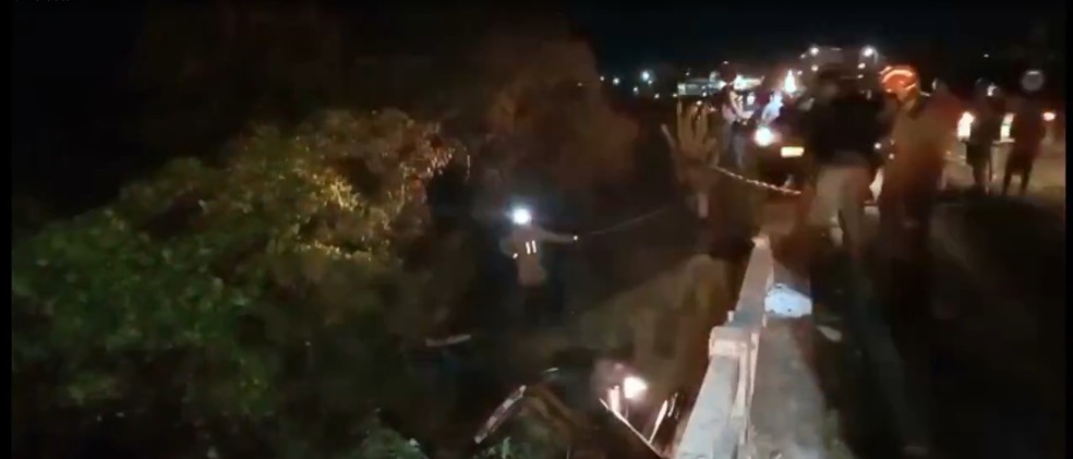 Idoso morre após perder o controle do carro e cair em ribanceira na BR-230, em Cajazeiras, no Sertão da Paraíba — Foto: Foto: reprodução/TV Cabo Branco.