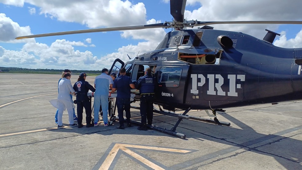 Após ser atacado por cobra, homem é socorrido por helicóptero para Caruaru — Foto: Reprodução/PRF