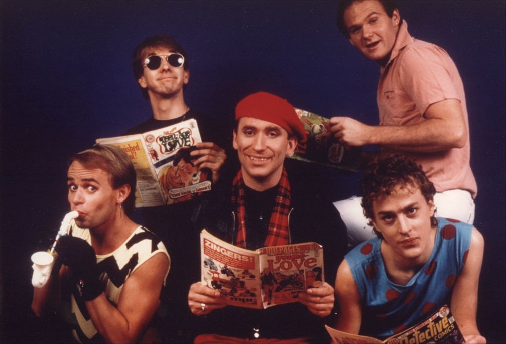 O Men at Work, com Colin Hay no centro, em foto do encarte do disco 'Cargo', de 1983 — Foto: Divulgação