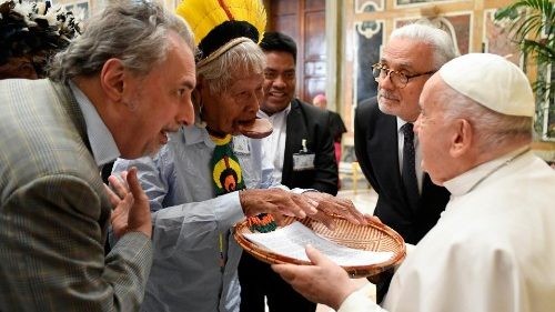 Cacique Raoni entrega carta ao Papa Francisco e pede ajuda para conscientizar população sobre enchentes no RS e incêndios em MT 