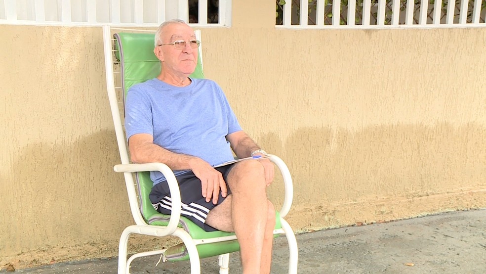 Luiz Carlos de Sousa faz palavras cruzadas em frente de casa todos os dias — Foto: TV Integração/Reprodução