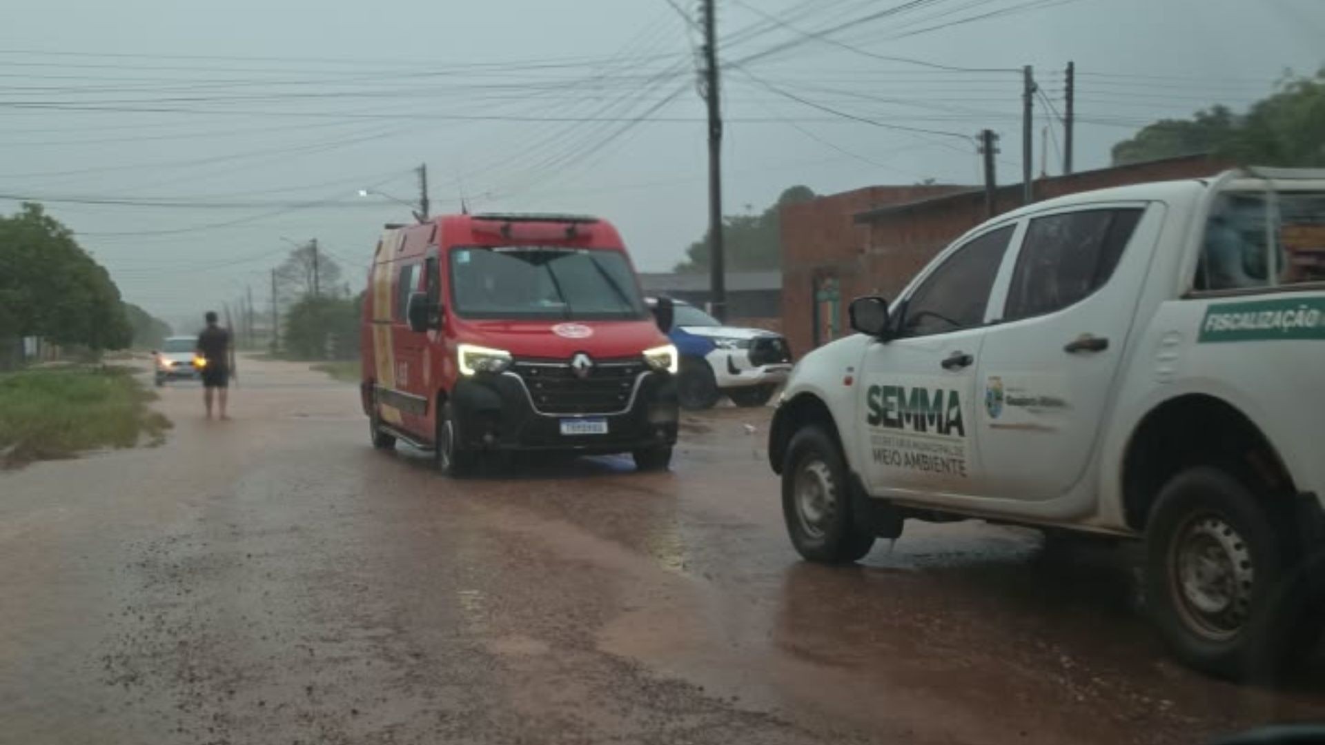 Mulher morre após muro desabar sobre ela durante vendaval em Guajará-Mirim, RO 