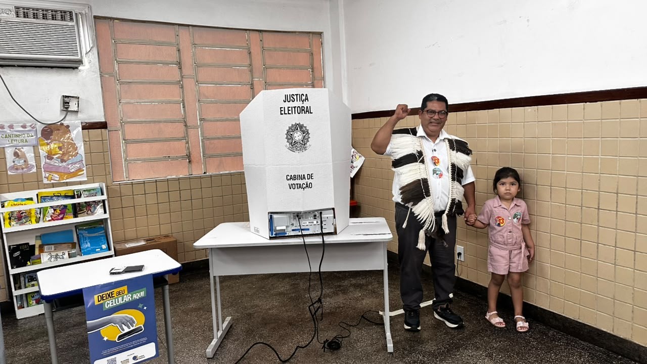 Isael Munduruku (Rede) vota em Manaus | G1