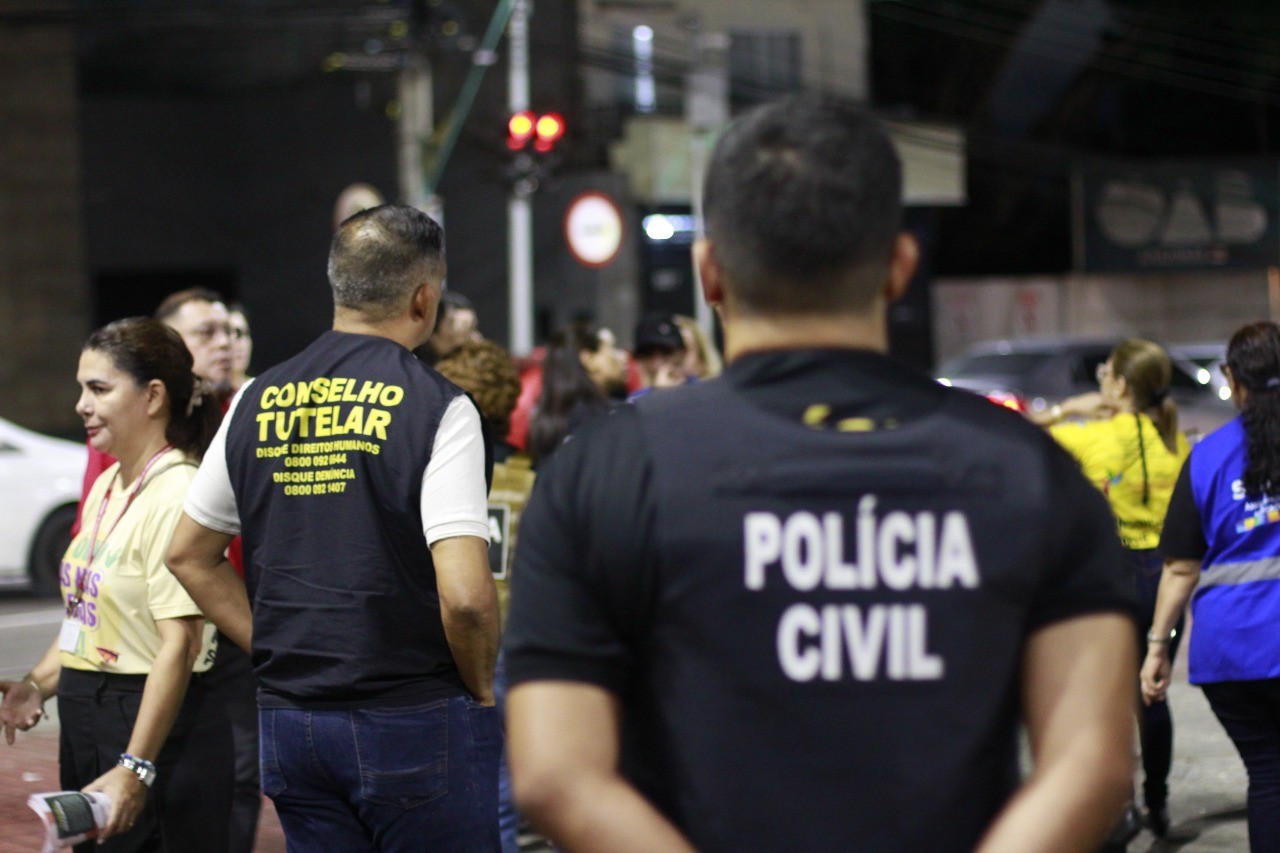 Famílias com crianças exploradas nas ruas são levadas a abrigo e delegacia durante fiscalização em Manaus