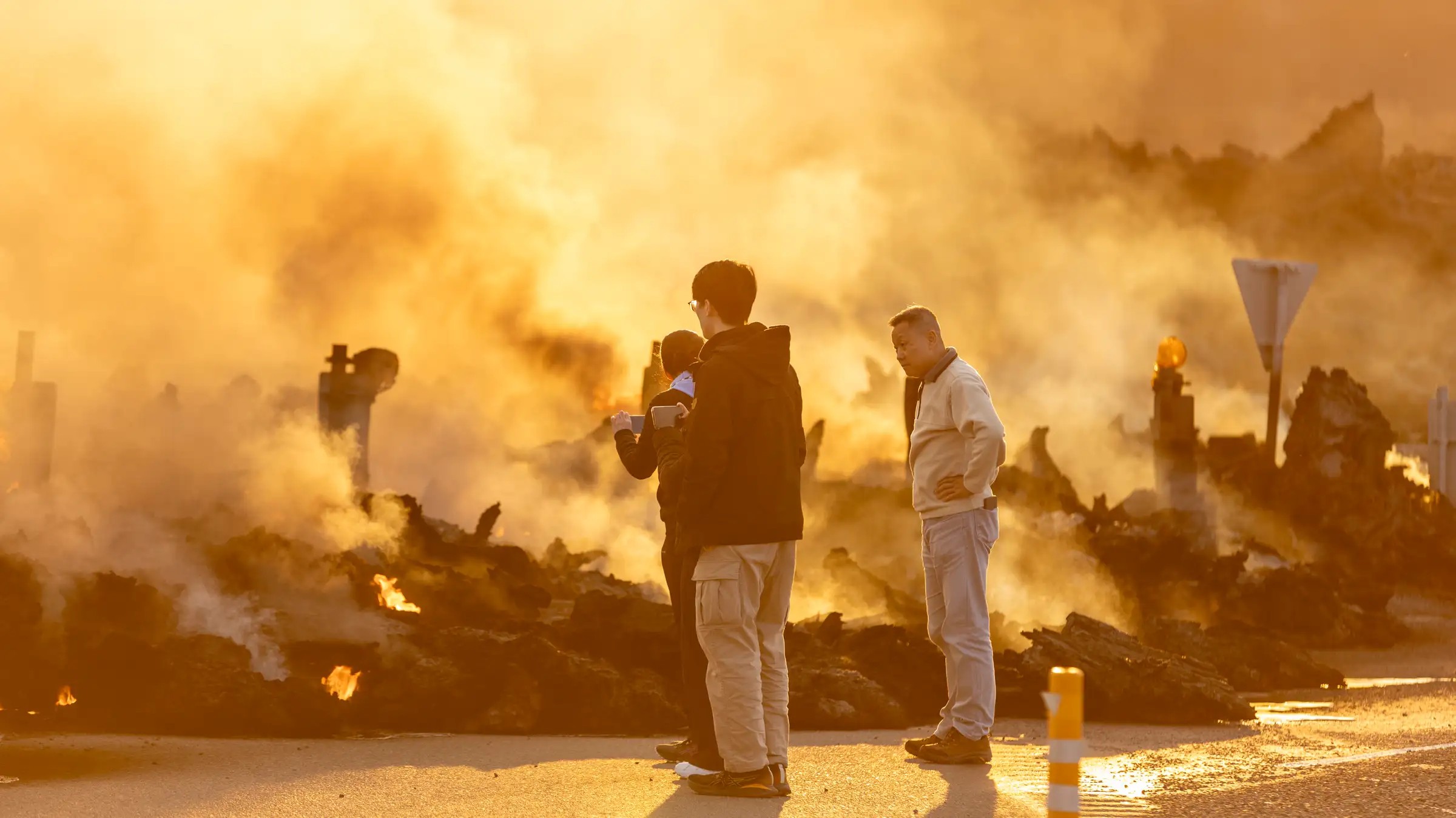 Islândia aciona a polícia após turistas tentarem se aproximar de lava durante erupção vulcânica