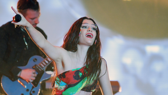 Jessie J diz que cabelo está 'caindo loucamente' após cirurgia para tratar câncer de mama - Cantora foi diagnosticada com câncer em fase inicial e retirou o tumor em cirurgia realizada em junho. Britânica é uma das cantoras confirmadas na próxima edição do The Town.