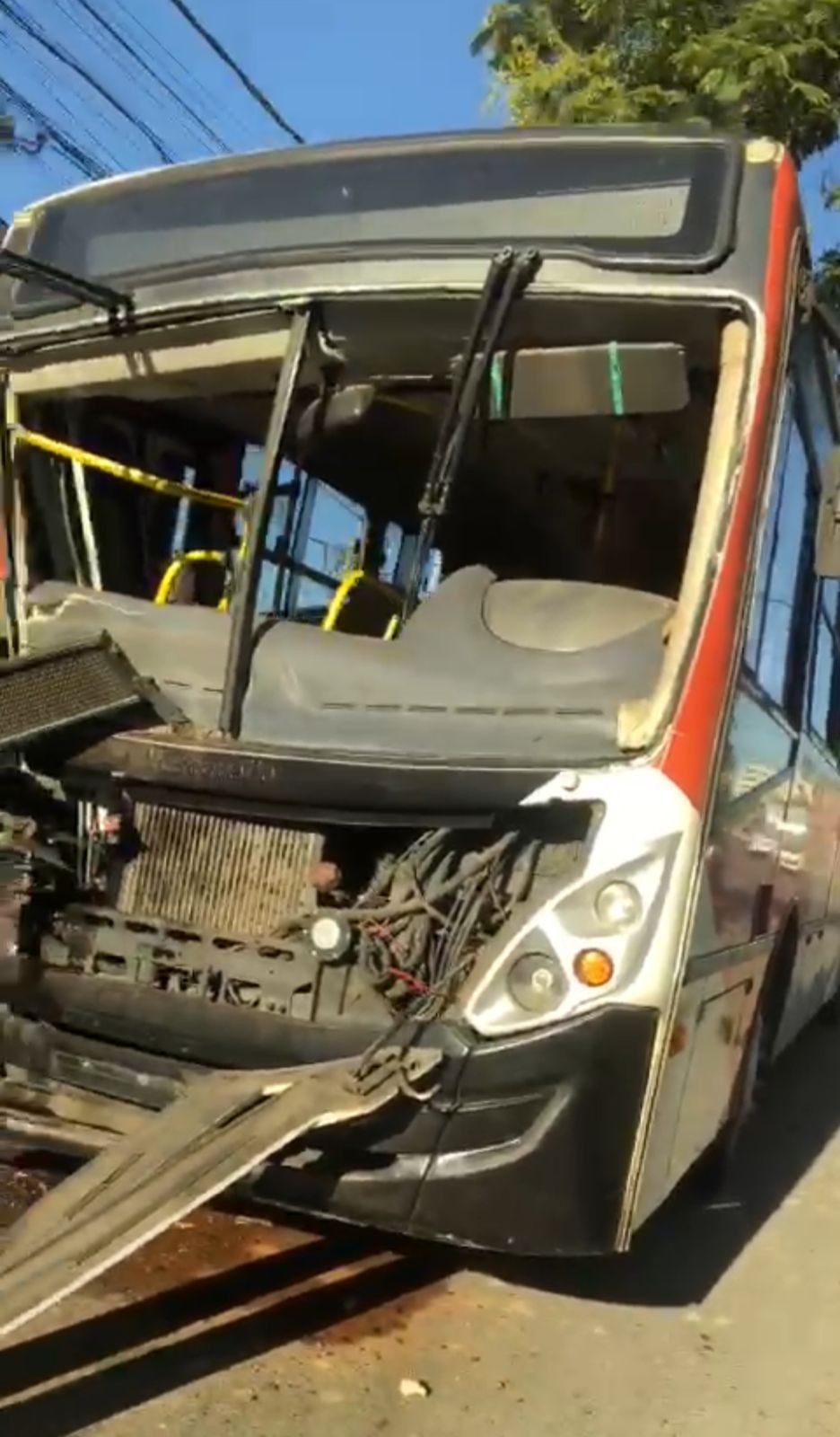 Acidente entre ônibus e caminhão deixa homem e duas crianças feridas em Volta Redonda