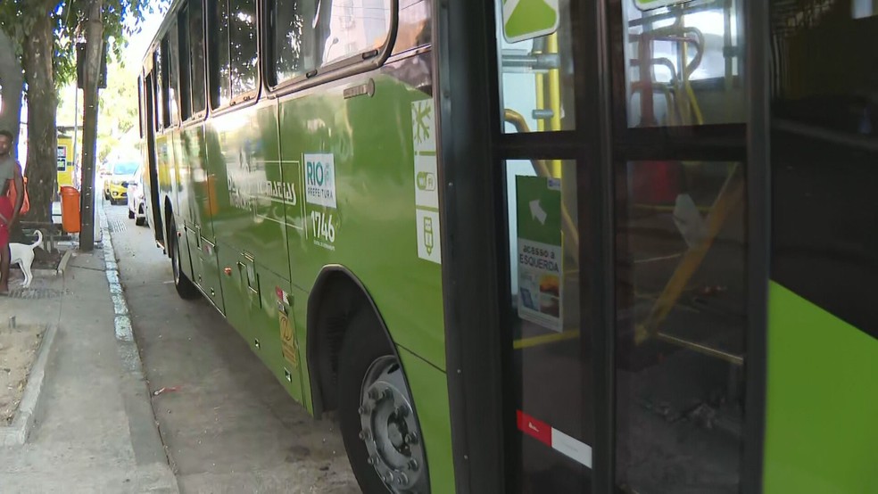 Passageiros saltam de ônibus em movimento para escapar de assalto na Zona Norte do Rio de Janeiro — Foto: Reprodução/ TV Globo