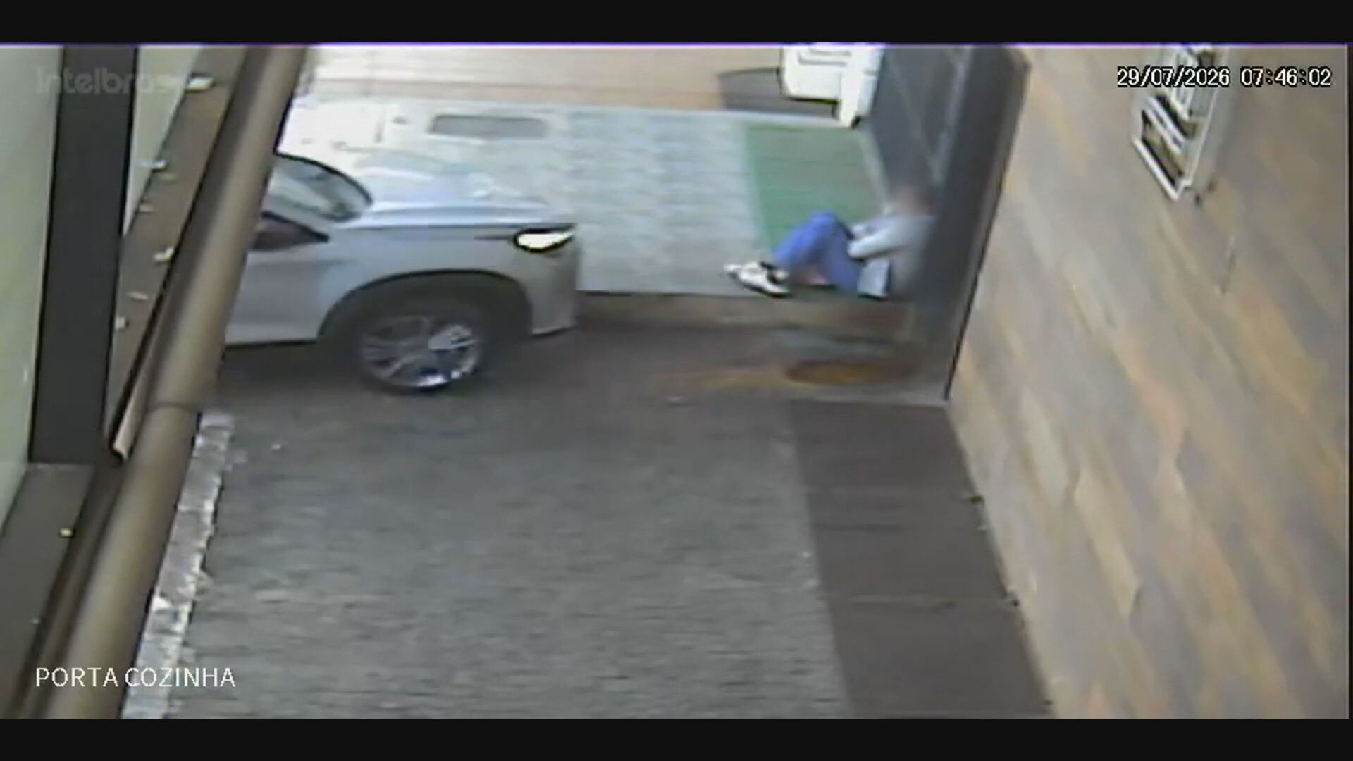 VÍDEO: motorista invade calçada e atropela mulher no DF