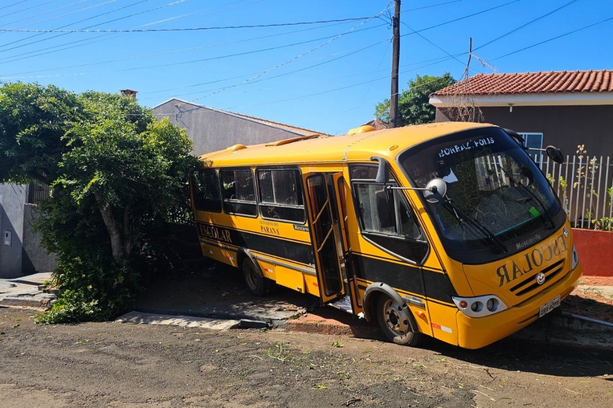 VÍDEO: ônibus de transporte escolar invade casa e por pouco não atinge caminhão com botijões de gás, no PR