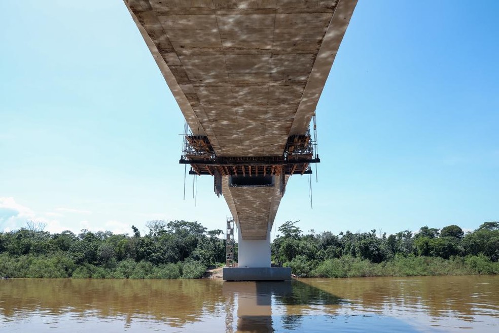 Obra de construção de ponte sobre o Rio Cuiabá entre o Parque Atalaia e o Parque do Lago - — Foto: Christiano Antonucci/Secom-MT