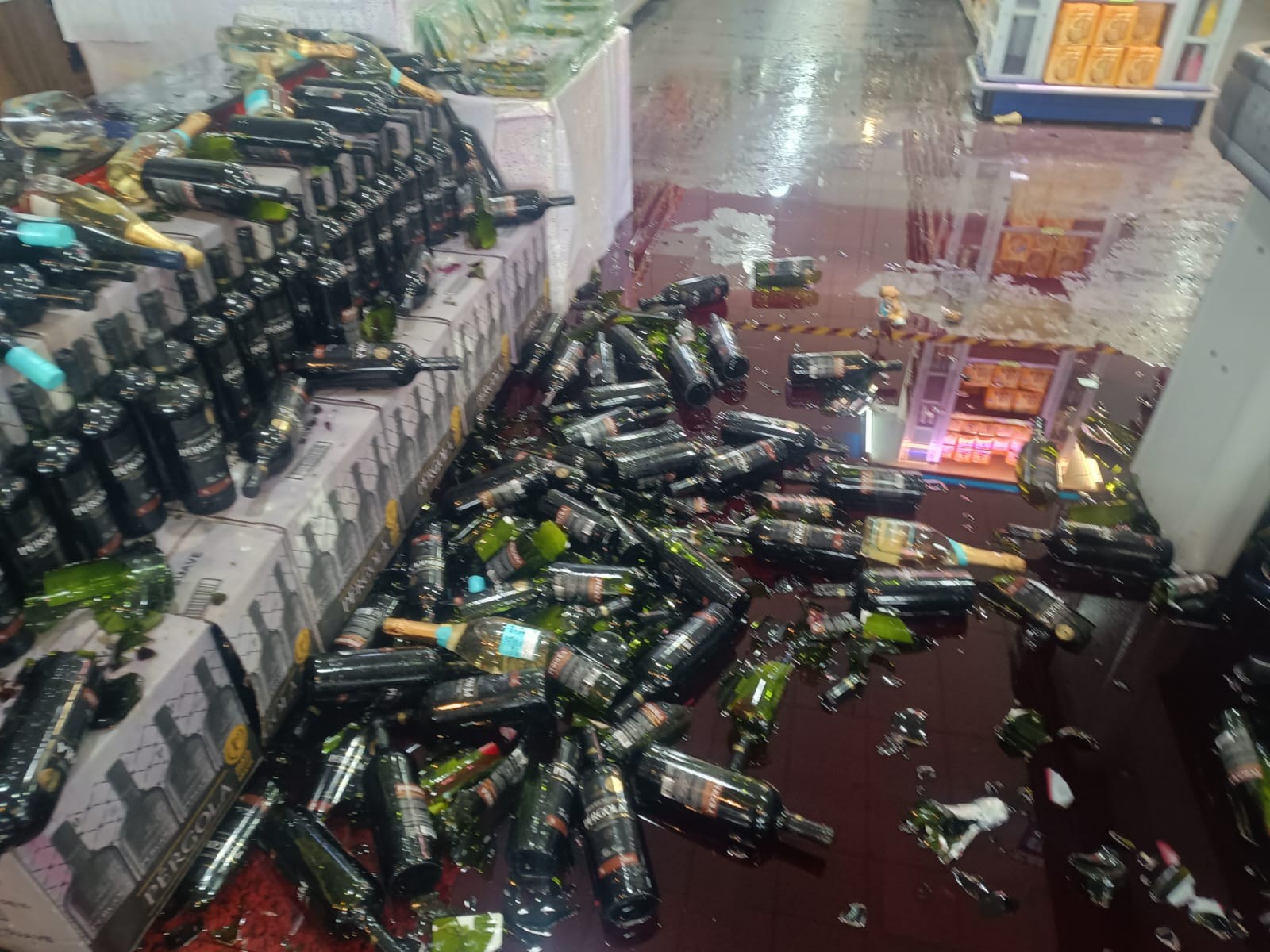 Homem quebrou vinhos avaliados em R$ 60 mil após não conseguir fazer compra com cartão, diz funcionário; VÍDEO