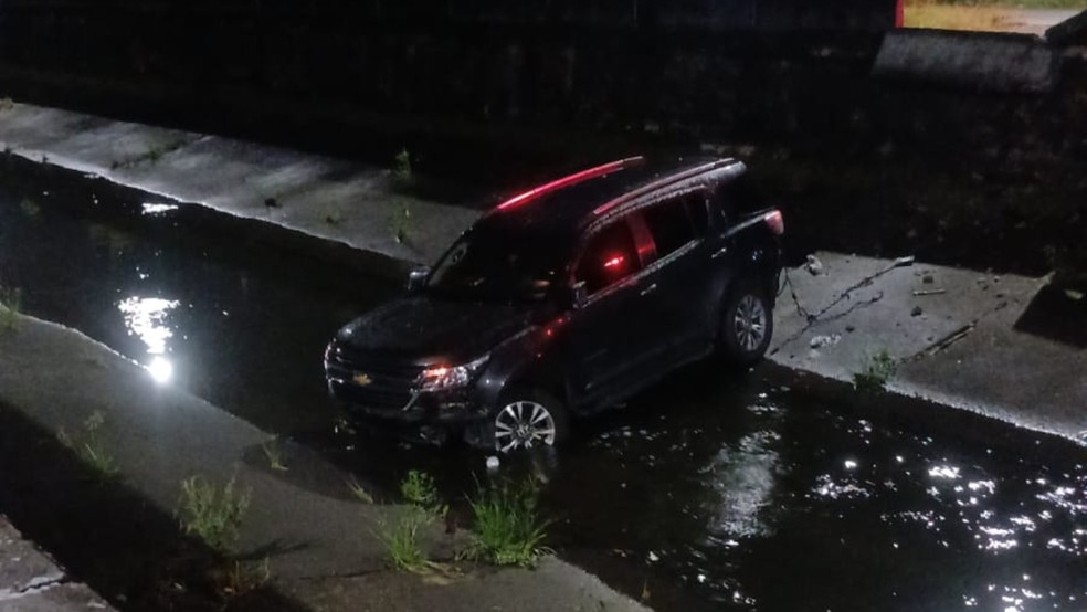 O carro caiu no canal da Avenida Eduardo Girão, em Fortaleza. — Foto: Reprodução
