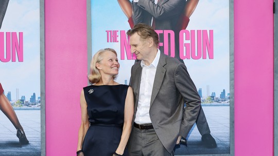 Liam Neeson e Pamela Anderson estão namorando, diz revista - Atores estão 'curtindo a companhia um do outro' e na fase inicial do relacionamento, de acordo com a revista 'People'.