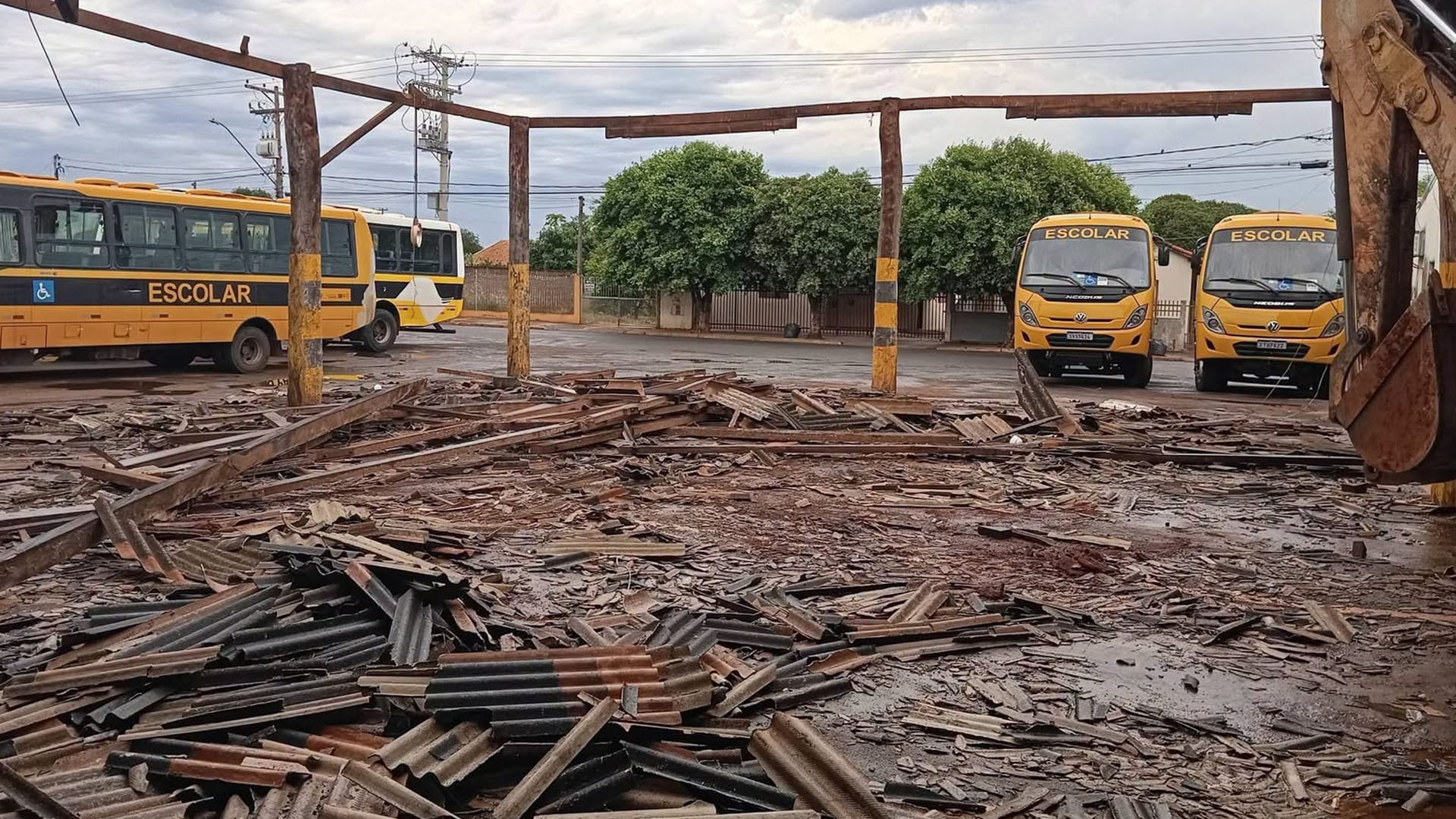 Vendaval derruba estrutura de almoxarifado da Prefeitura e danifica ônibus escolares em Cardoso