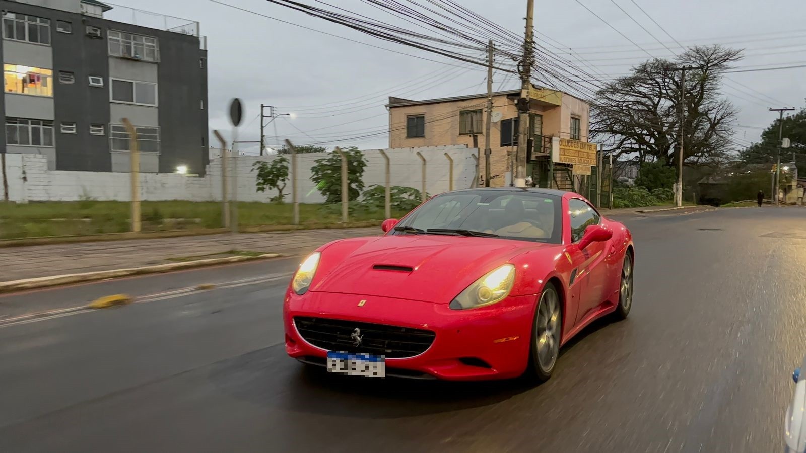 Ferrari e Bentley são apreendidos em operação que investiga fraudes em contratos na prefeitura de Porto Alegre