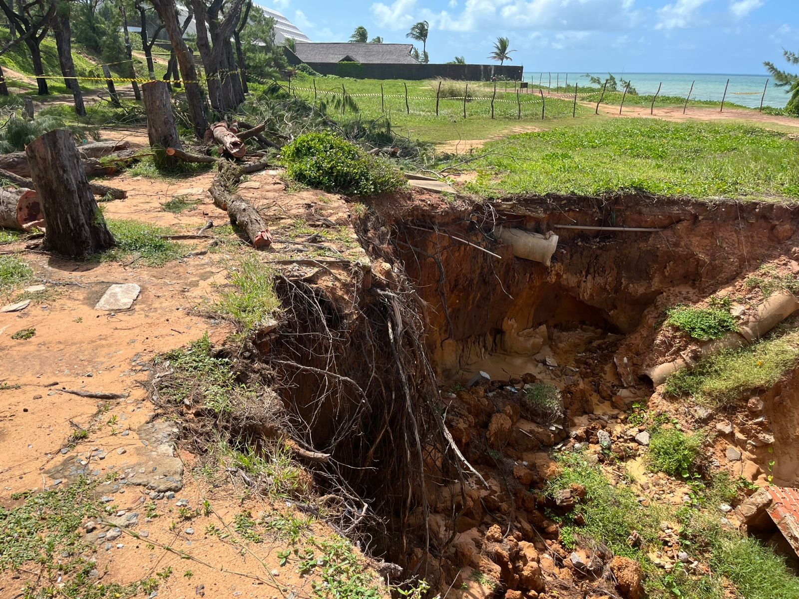Área dos Pinheiros é interditada após desmoronamento na Via Costeira