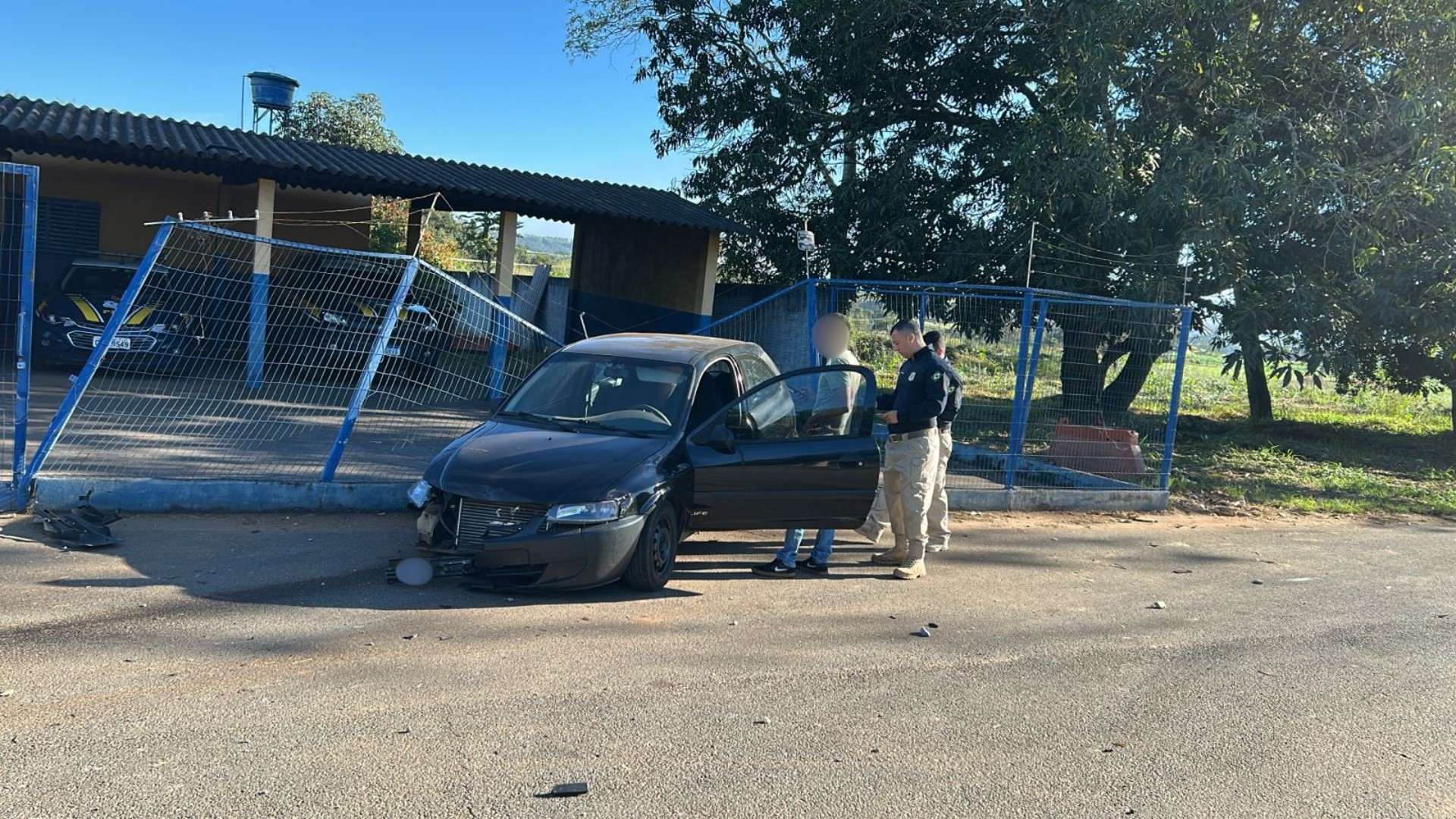 Motorista sai da pista, atinge poste e bate em posto da PRF na BR-365 em MG