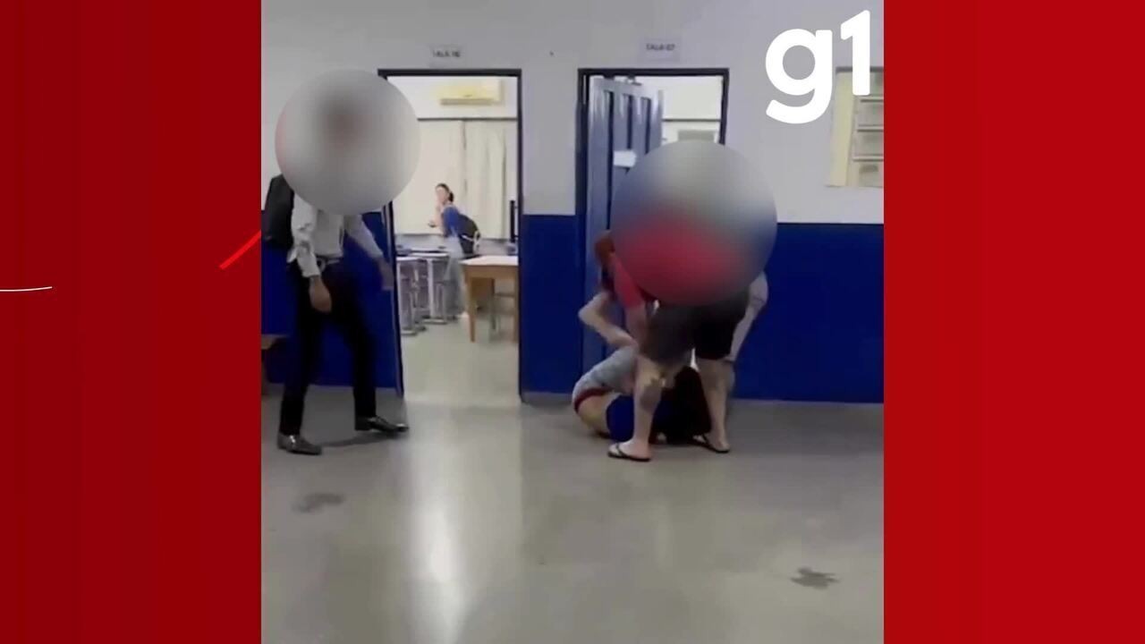 VÍDEO: Adolescente é agredido por 2 homens com sinais de embriaguez dentro de escola em MT