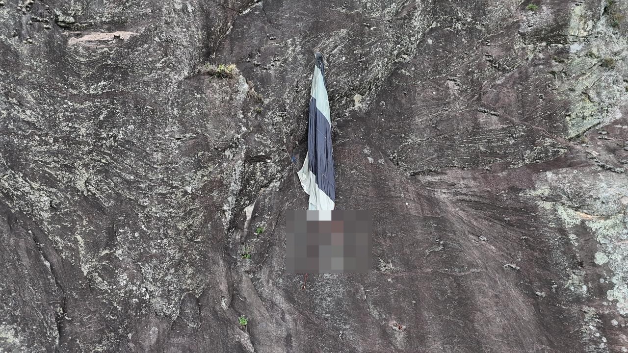 Homem morre ao sofrer queda durante voo de parapente na Pedra do Baú, em São Bento do Sapucaí