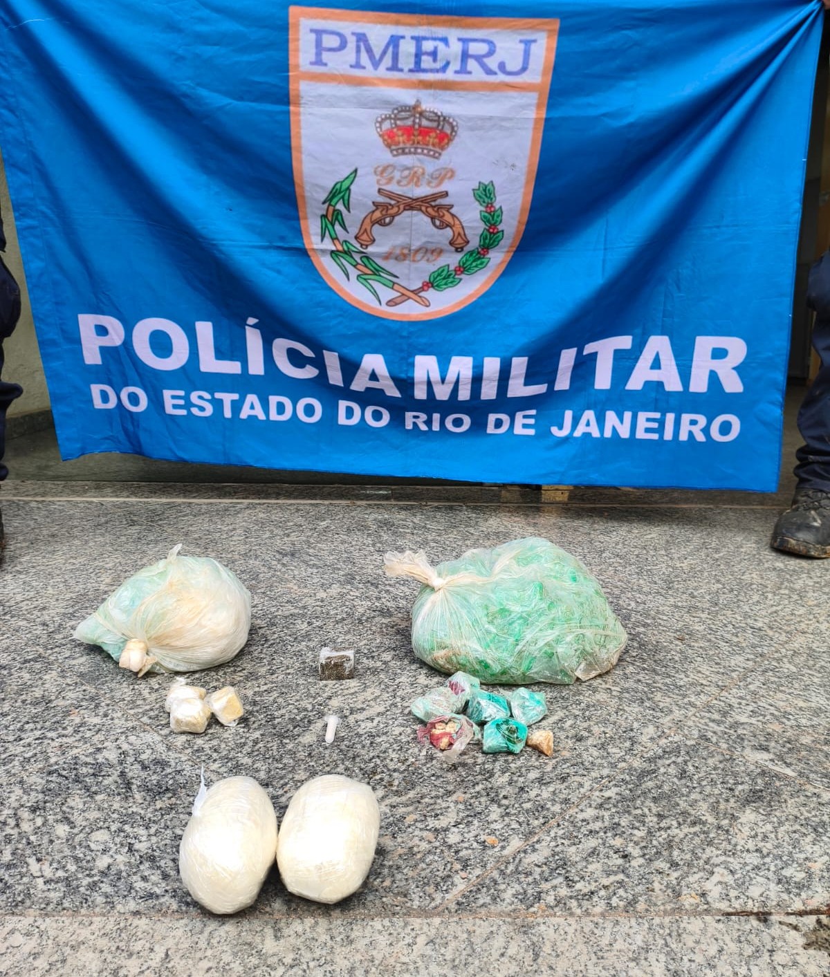 Cerca de 1 kg de drogas é apreendido dentro de bueiro em Três Rios