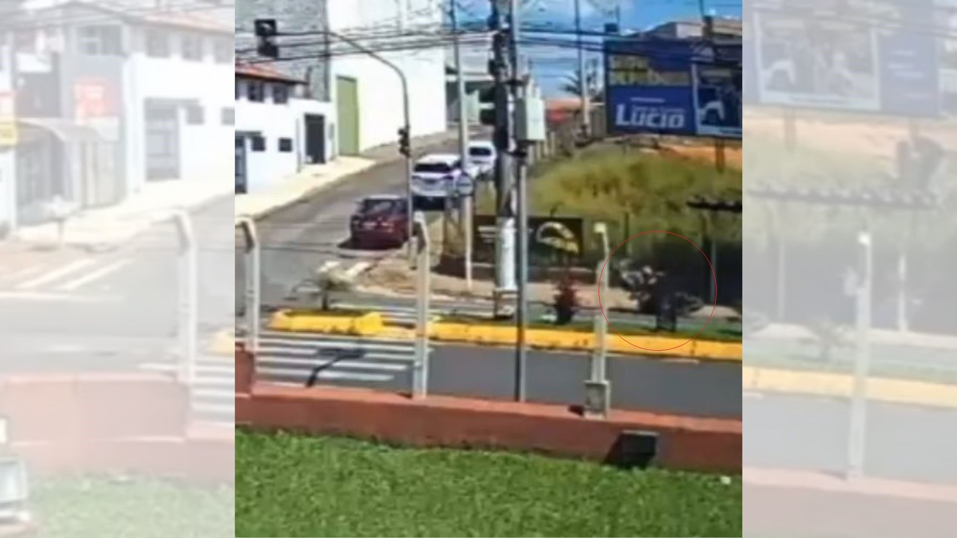 Idoso morre atropelado por moto após tentar pegar placa de veículo que caiu em avenida de Botucatu