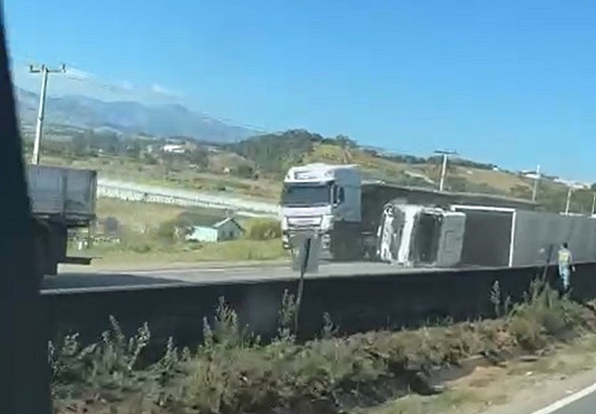 Ciclista morre após ser atingido por uma carreta na rodovia Fernão Dias