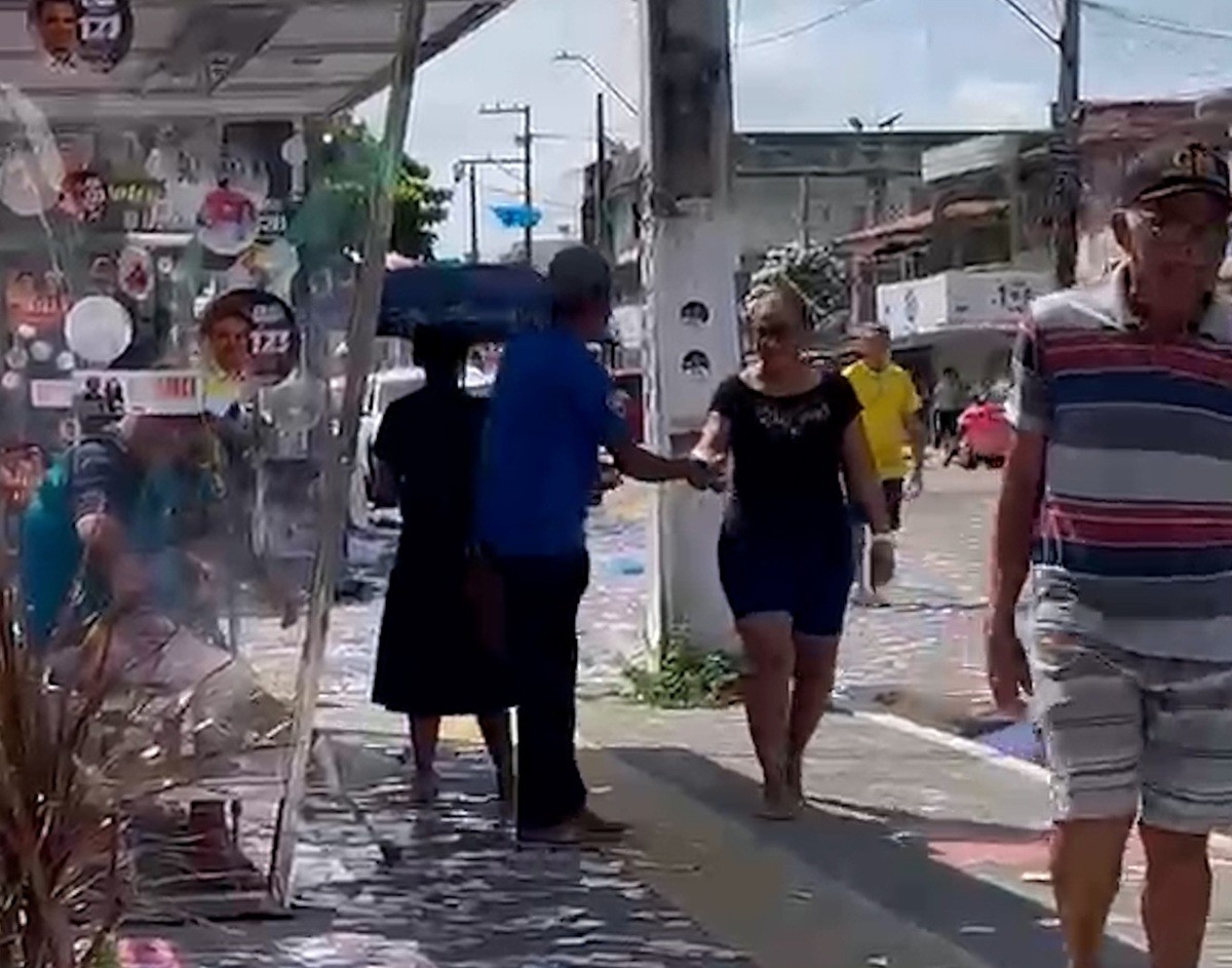 VÍDEO: homem é flagrado distribuindo santinhos em frente a local de votação em Belém