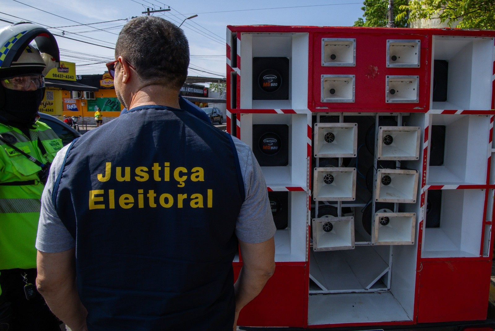 TRE-AM notifica caminhonetes por suspeita de propaganda eleitoral irregular em Manaus