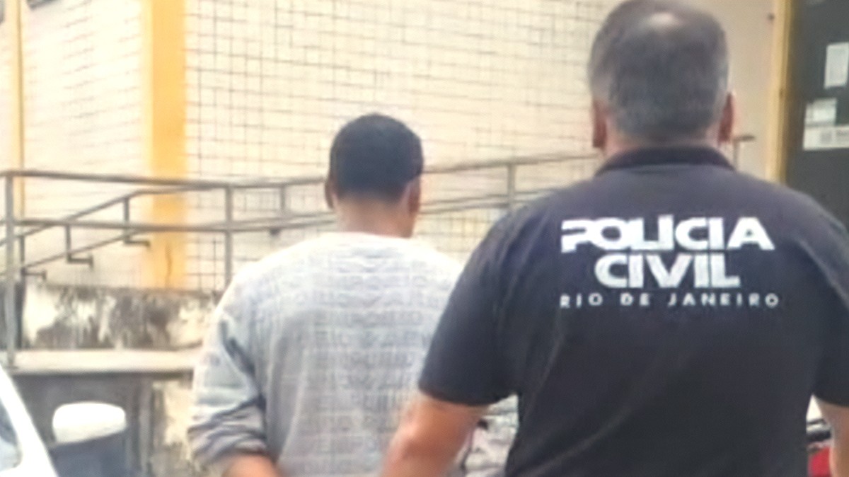 Motociclista é preso por estupro após perseguir alunas na porta de escola e invadir casa de passageira para abusar de crianças