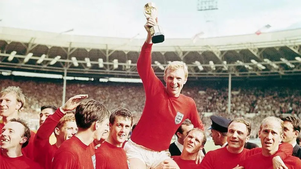 Bobby Moore ergue a taça da Copa do Mundo em 1966. — Foto: Getty Images