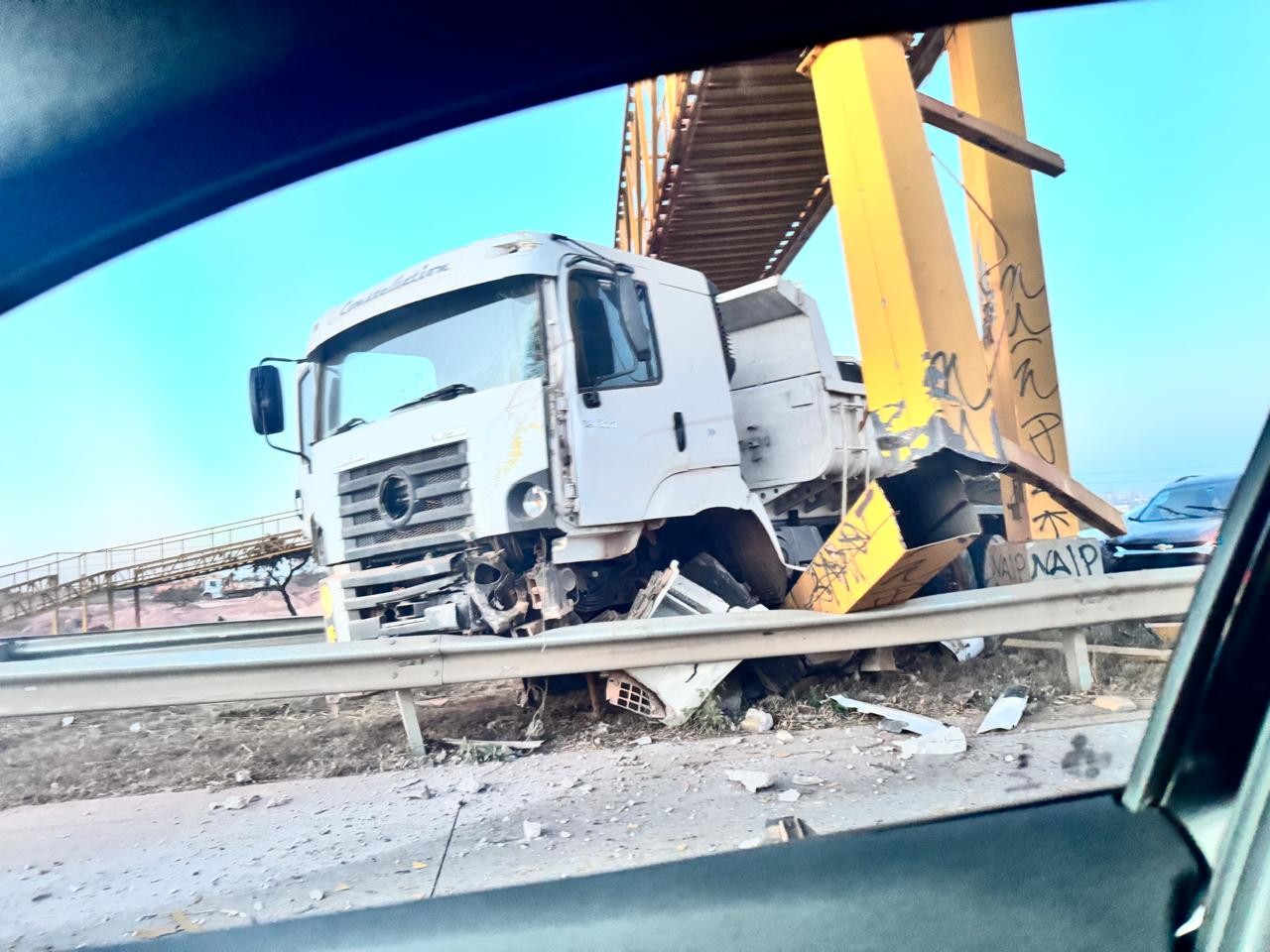 Carreta bate em passarela de pedestres e causa congestionamento na Estrutural