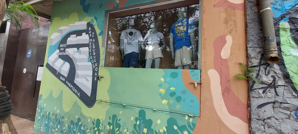 A loja de Marcel Fernandes tem comporta até na vitrine do lado da rua Harmonia, mas a água da enxurrada invadiu a loja do mesmo jeito na sexta-feira (24). — Foto: Rodrigo Rodrigues/g1