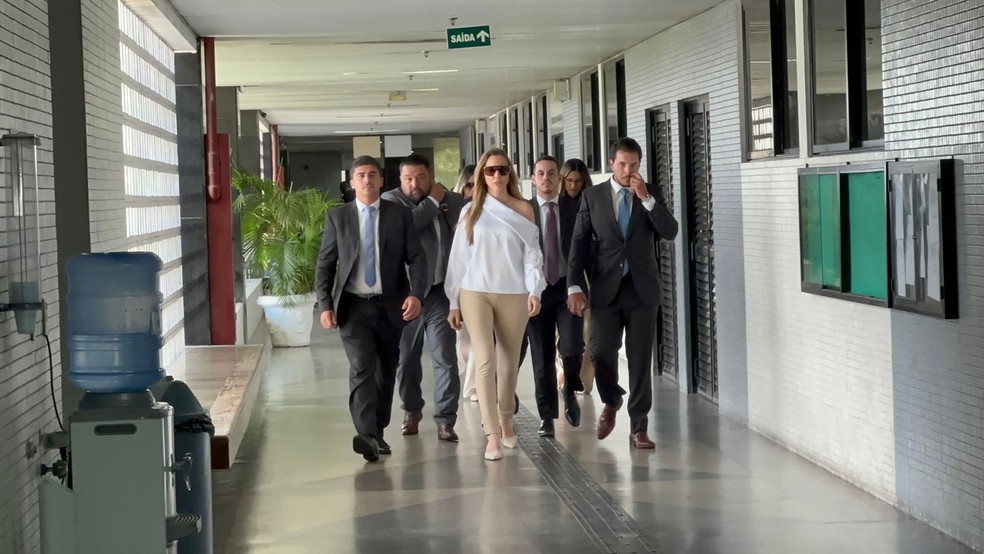 Médica Daniele Barreto, acusada de participação no crime, chega ao Fórum Gumersindo Bessa. — Foto: Cleverton Macedo/ TV Sergipe